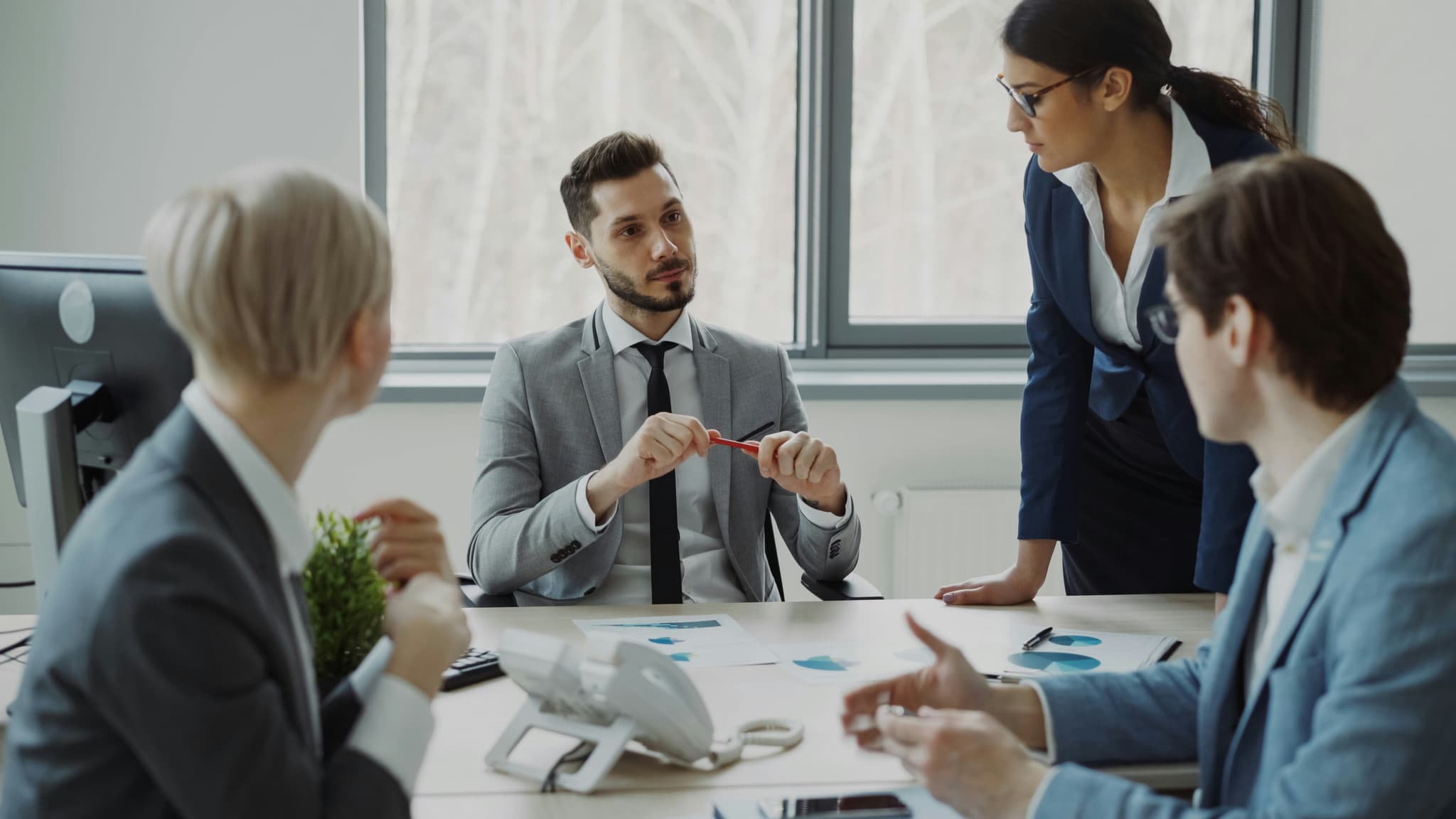 Due persone che discutono di offerte luce e gas con HappyClient